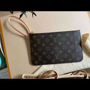 Neverfull Louis Vuitton monogram pouch/wristlet
